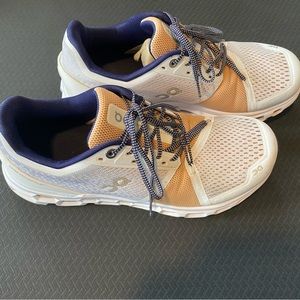 Womens On Running Shoes. LIKE NEW